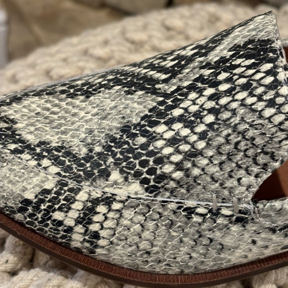 Chelsea & Violet Women's Leather Snakeskin Pattern Flats SZ 5.5 - Picture 8 of 9